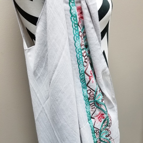 Floral embroidered sleeveless vest - Picture 3 of 3